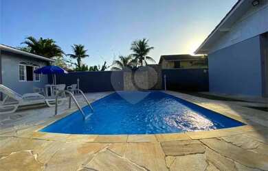 Imagem: A casa possui 3 Dormitórios, 2 Banheiros, 5 Vagas na garagem