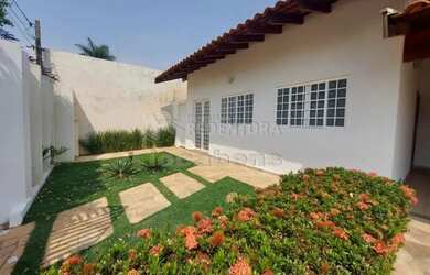 Imagem: A casa possui 4 Dormitórios, 5 Banheiros, 4 Vagas na garagem