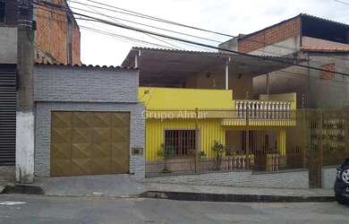 Imagem: A casa possui 3 Dormitórios, 1 Banheiro, 1 Vaga na garagem