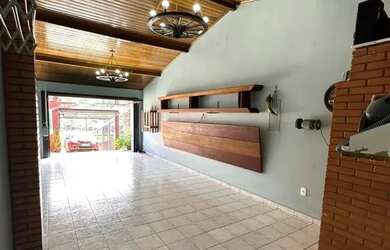 Imagem: A casa possui 3 Dormitórios, 1 Banheiro, 2 Vagas na garagem