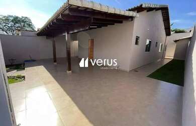 Imagem: A casa possui 3 Dormitórios, 2 Banheiros, 2 Vagas na garagem