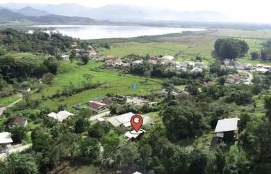 Imagem: A casa possui 2 Dormitórios, 2 Banheiros, 2 Vagas na garagem