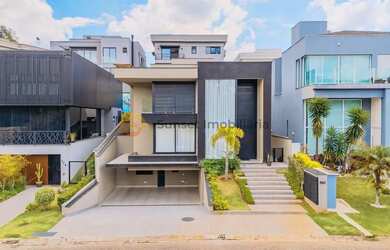 Imagem: A casa em condomínio possui 4 Dormitórios, 5 Banheiros, 4