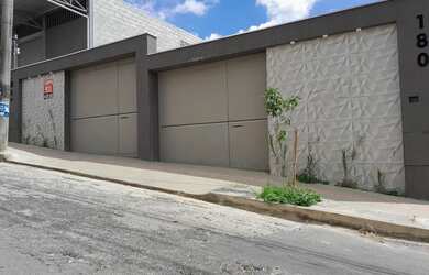 Imagem: A casa possui 3 Dormitórios, 2 Banheiros, 4 Vagas na garagem