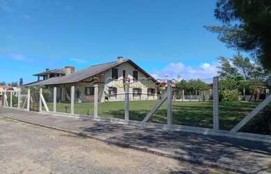 Imagem: A casa possui 4 Dormitórios, 3 Banheiros, 2 Vagas na garagem