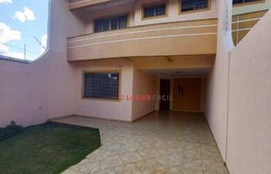 Imagem: A casa possui 3 Dormitórios, 3 Banheiros, 2 Vagas na garagem