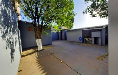 Imagem: A casa possui 5 Dormitórios, 4 Banheiros, 5 Vagas na garagem