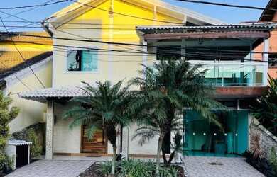 Imagem: A casa em condomínio possui 4 Dormitórios, 4 Banheiros, 2