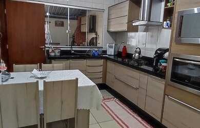 Imagem: A casa possui 2 Dormitórios, 1 Banheiro, 2 Vagas na garagem