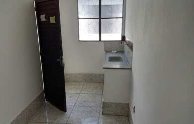 Imagem: A casa possui 1 Dormitório, 1 Banheiro, 1 Vaga na garagem e