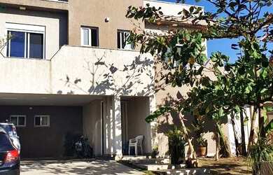 Imagem: A casa possui 4 Dormitórios, 4 Banheiros, 4 Vagas na garagem