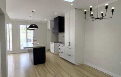 Imagem: A casa possui 3 Dormitórios, 3 Banheiros, 2 Vagas na garagem