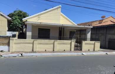 Imagem: A casa possui 4 Dormitórios, 2 Banheiros, 2 Vagas na garagem