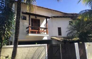 Imagem: A casa possui 4 Dormitórios, 2 Banheiros, 2 Vagas na garagem