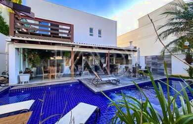 Imagem: A casa possui 4 Dormitórios, 5 Banheiros, 4 Vagas na garagem