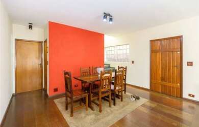 Imagem: A casa possui 3 Dormitórios, 3 Banheiros, 2 Vagas na garagem