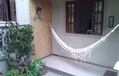 Imagem: A casa possui 2 Dormitórios, 2 Banheiros, 1 Vaga na garagem