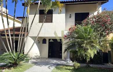 Imagem: A casa em condomínio possui 4 Dormitórios, 5 Banheiros, 3