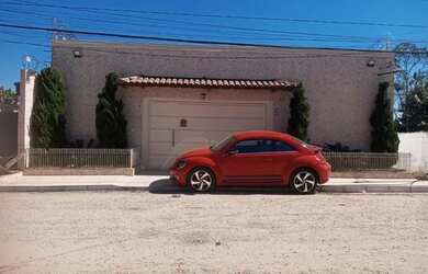 Imagem: A casa possui 3 Dormitórios, 2 Banheiros, 3 Vagas na garagem