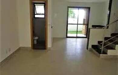 Imagem: A casa possui 3 Dormitórios, 2 Banheiros, 2 Vagas na garagem