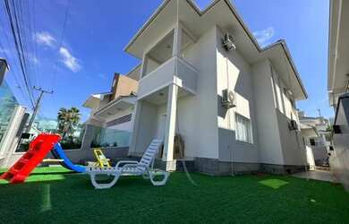 Imagem: A casa possui 5 Dormitórios, 5 Banheiros, 2 Vagas na garagem