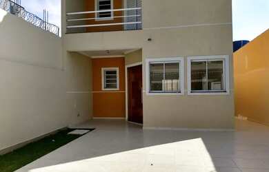 Imagem: A casa possui 3 Dormitórios, 3 Banheiros, 4 Vagas na garagem