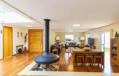 Imagem: A casa possui 1 Dormitório, 1 Banheiro, 5 Vagas na garagem