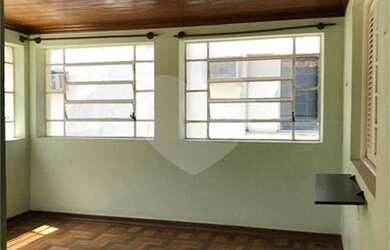 Imagem: A casa possui 5 Dormitórios, 1 Banheiro, 3 Vagas na garagem