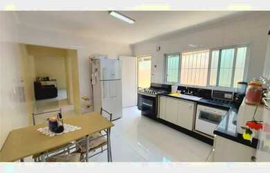 Imagem: A casa possui 2 Dormitórios, 2 Banheiros, 2 Vagas na garagem