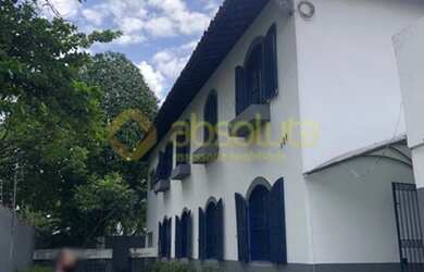 Imagem: A casa possui 4 Dormitórios, 3 Banheiros, 235m² de Área e