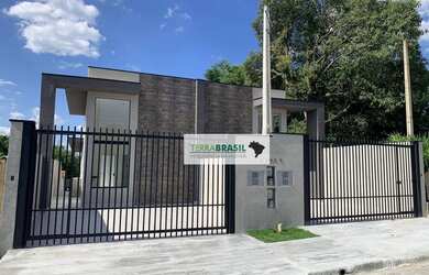 Imagem: A casa possui 3 Dormitórios, 2 Banheiros, 2 Vagas na garagem