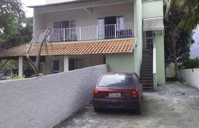 Imagem: A casa possui 3 Dormitórios, 2 Banheiros, 5 Vagas na garagem