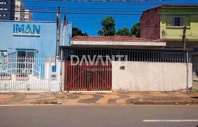 Imagem: A casa possui 3 Dormitórios, 1 Banheiro, 2 Vagas na garagem