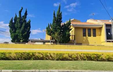 Imagem: A casa possui 3 Dormitórios, 3 Banheiros, 4 Vagas na garagem