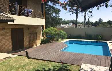 Imagem: A casa possui 4 Dormitórios, 5 Banheiros, 4 Vagas na garagem