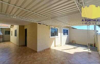 Imagem: A casa possui 3 Dormitórios, 2 Banheiros, 2 Vagas na garagem