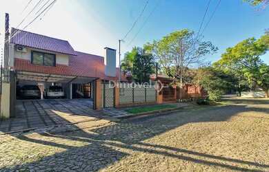 Imagem: A casa possui 3 Dormitórios, 4 Banheiros, 2 Vagas na garagem