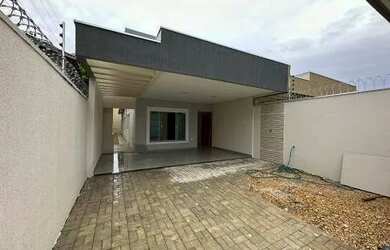 Imagem: A casa possui 2 Dormitórios, 2 Banheiros, 2 Vagas na garagem