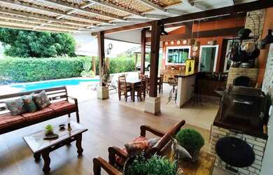 Imagem: A casa em condomínio possui 4 Dormitórios, 4 Banheiros, 4