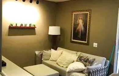 Imagem: A casa possui 3 Dormitórios, 4 Banheiros, 2 Vagas na garagem