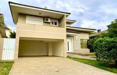 Imagem: A casa possui 4 Dormitórios, 1 Banheiro, 4 Vagas na garagem