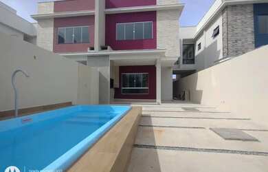 Imagem: A casa possui 3 Dormitórios, 1 Banheiro, 2 Vagas na garagem