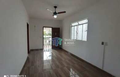 Imagem: A casa possui 3 Dormitórios, 1 Banheiro, 2 Vagas na garagem