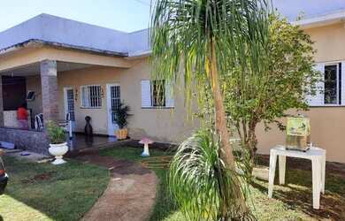 Imagem: A casa possui 3 Dormitórios, 3 Banheiros, 5 Vagas na garagem