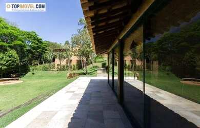 Imagem: A casa possui 2 Dormitórios, 4 Banheiros, 5 Vagas na garagem