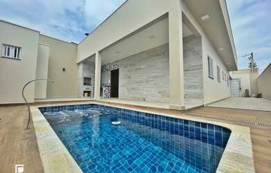 Imagem: A casa possui 3 Dormitórios, 3 Banheiros, 5 Vagas na garagem