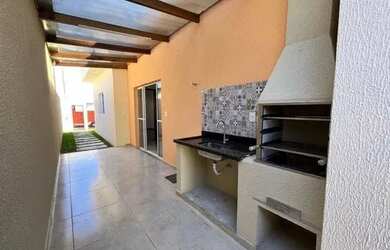 Imagem: A casa possui 2 Dormitórios, 2 Banheiros, 2 Vagas na garagem