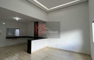 Imagem: A casa e possui 3 Dormitórios, 2 Banheiros, 2 Vagas na garagem