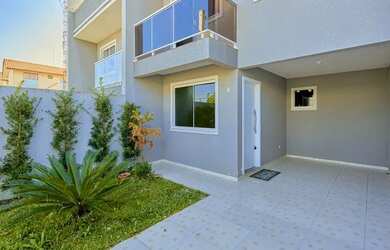 Imagem: A casa possui 3 Dormitórios, 2 Banheiros, 2 Vagas na garagem