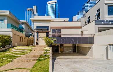 Imagem: A casa possui 4 Dormitórios, 5 Banheiros, 5 Vagas na garagem